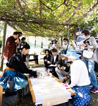 游客們?cè)谡憬w驗(yàn)區(qū)品茶。