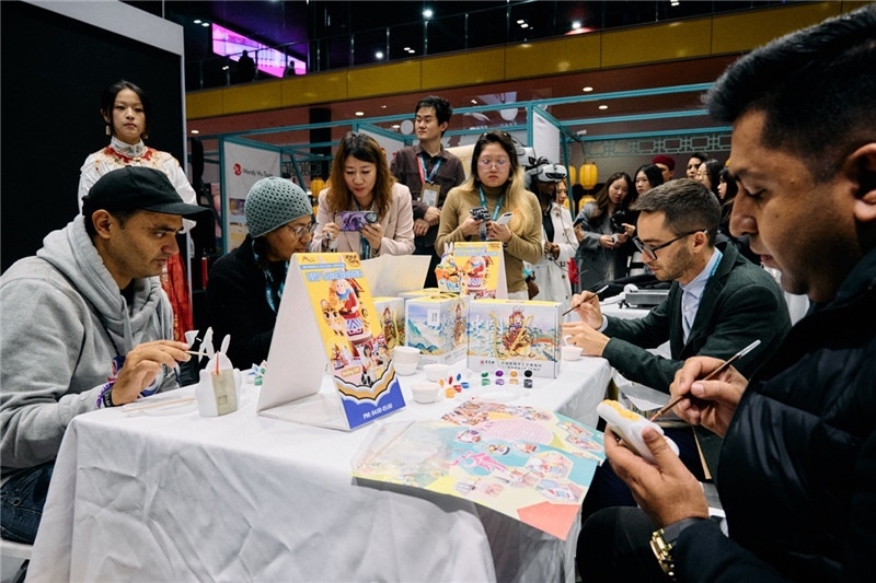 觀眾參加“兔兒爺”手工坊。楊浩鵬攝