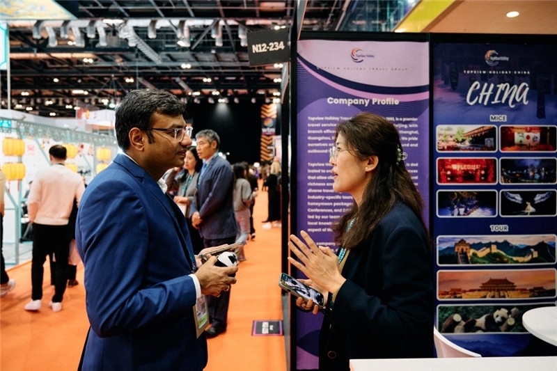 “中國館”展區(qū)現(xiàn)場洽談。 楊浩鵬攝