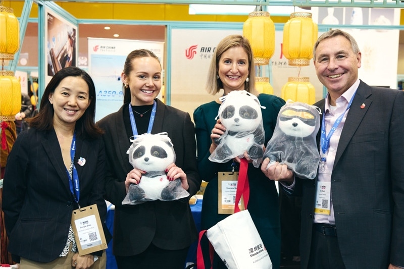 “中國館”展區(qū)現(xiàn)場洽談。 楊浩鵬攝