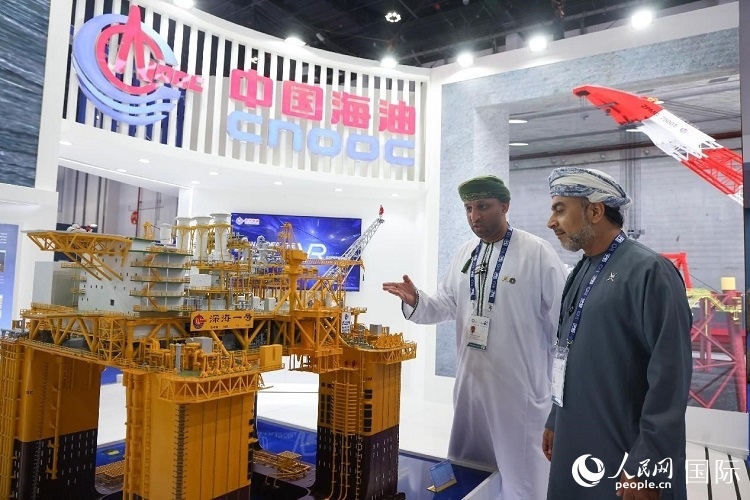 觀眾在中國(guó)海油展臺(tái)參觀。人民網(wǎng)記者 任皓宇攝