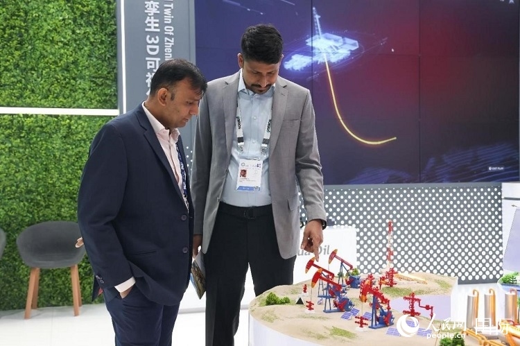 觀眾在了解中企產(chǎn)品。人民網(wǎng)記者任皓宇攝 