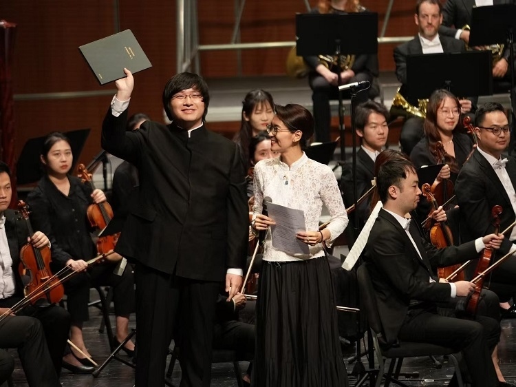 小澤征良向俞潞贈送小澤征爾使用過的《第五交響曲》樂譜。演出方供圖