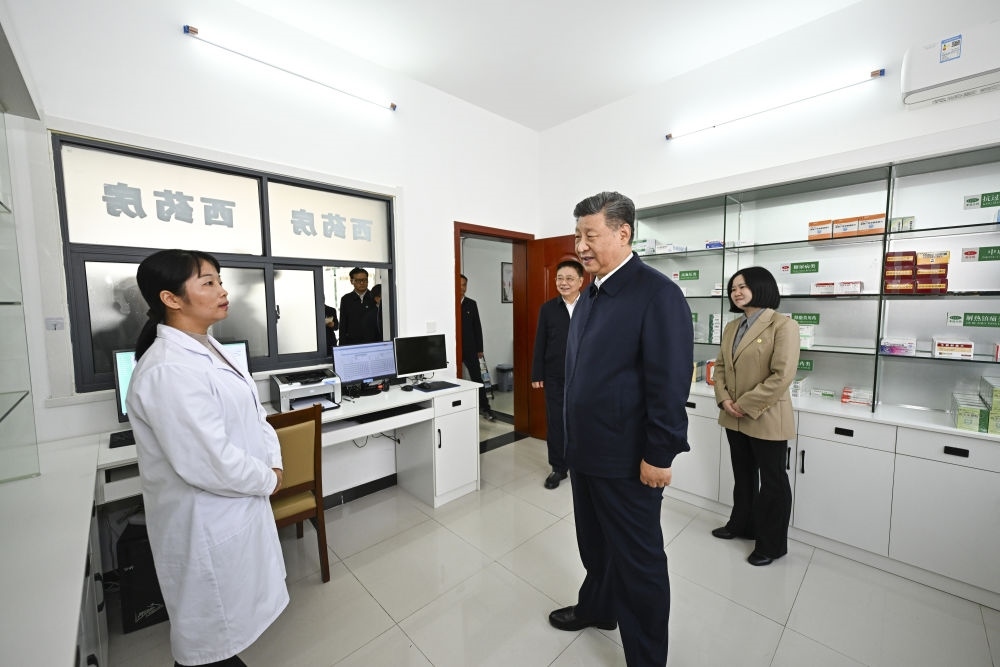 2024年11月5日，習近平在湖北省咸寧市嘉魚縣潘家灣鎮(zhèn)四邑村衛(wèi)生室考察。習近平指出：“要進一步加強黨建引領，抓住‘一老一小’這個重點，更加精準有效地為群眾排憂解難。”