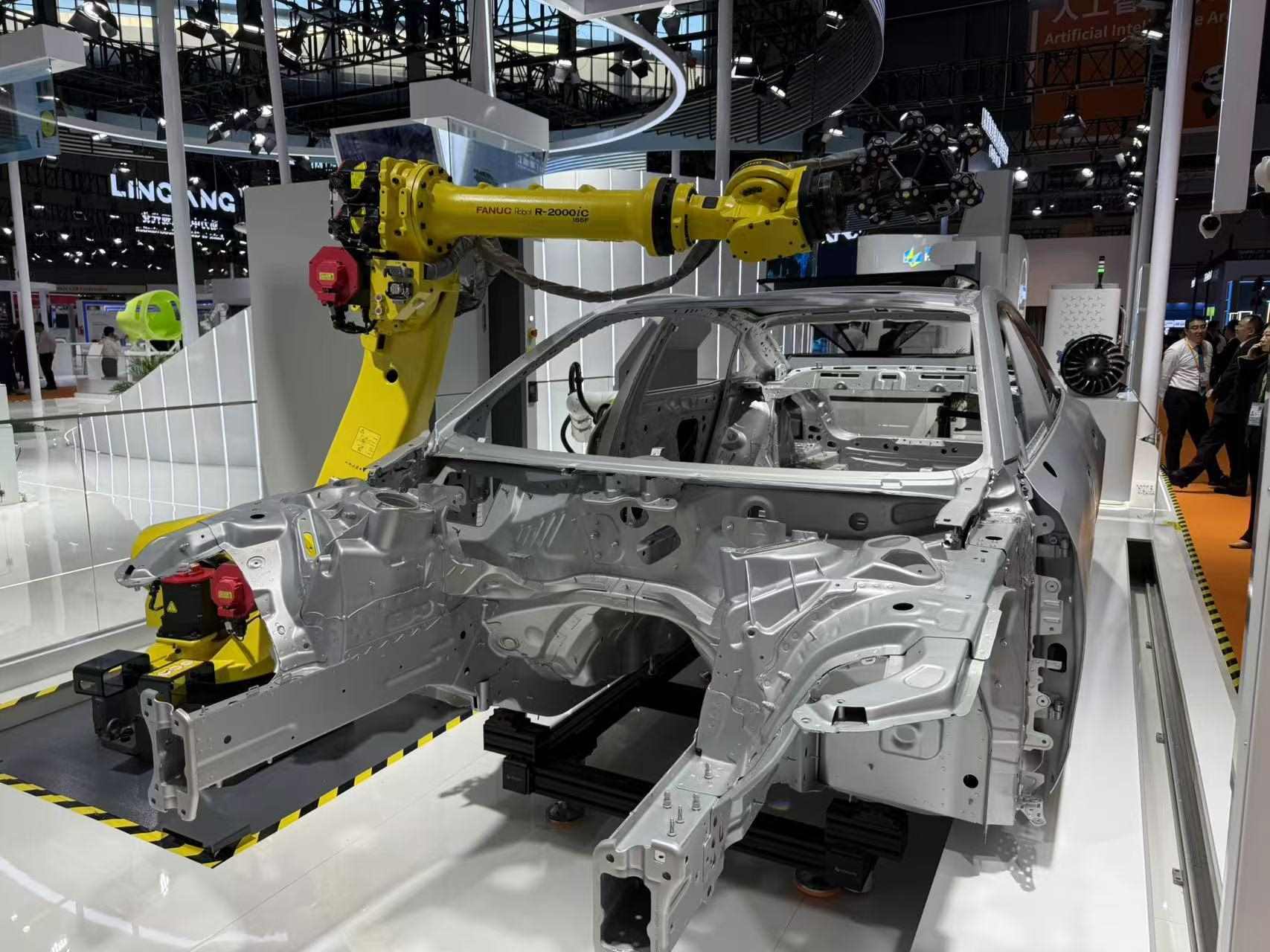 在汽車制造展區(qū)，高精度智能檢測裝備正在模擬檢測汽車車身。人民網(wǎng)記者 王仁宏攝