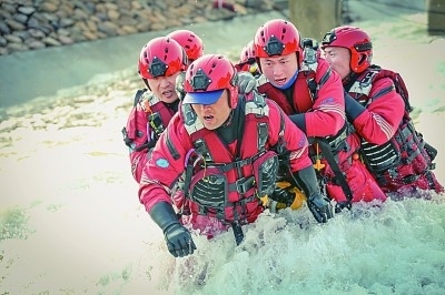  山東省日照市消防救援支隊消防員正在進(jìn)行多人淺灘涉水橫渡訓(xùn)練。圖片由國家消防救援局提供