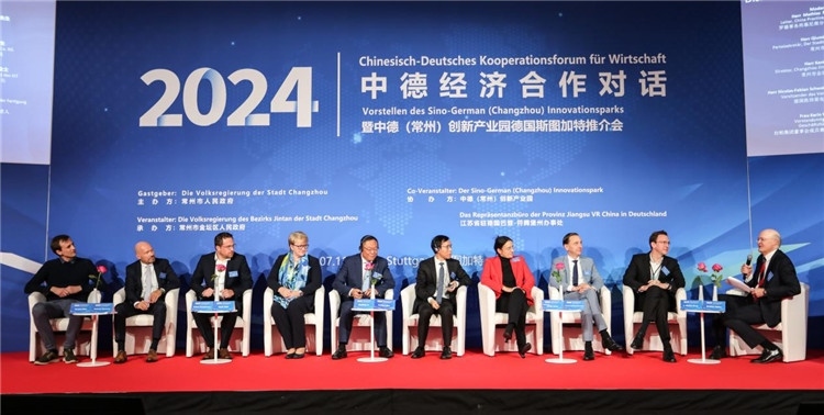 與會(huì)嘉賓在現(xiàn)場交流。主辦方供圖