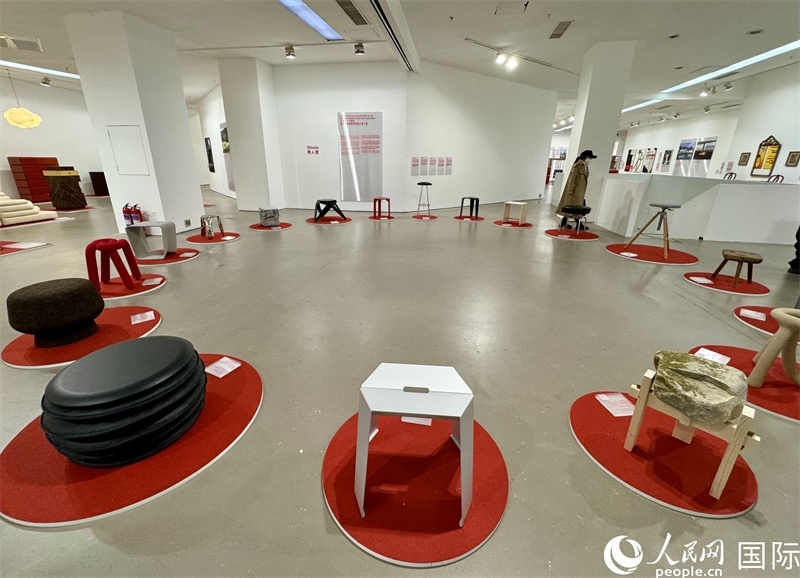 11月8日，瑞士經(jīng)典設計展現(xiàn)場。（人民網(wǎng) 謝瑩攝）