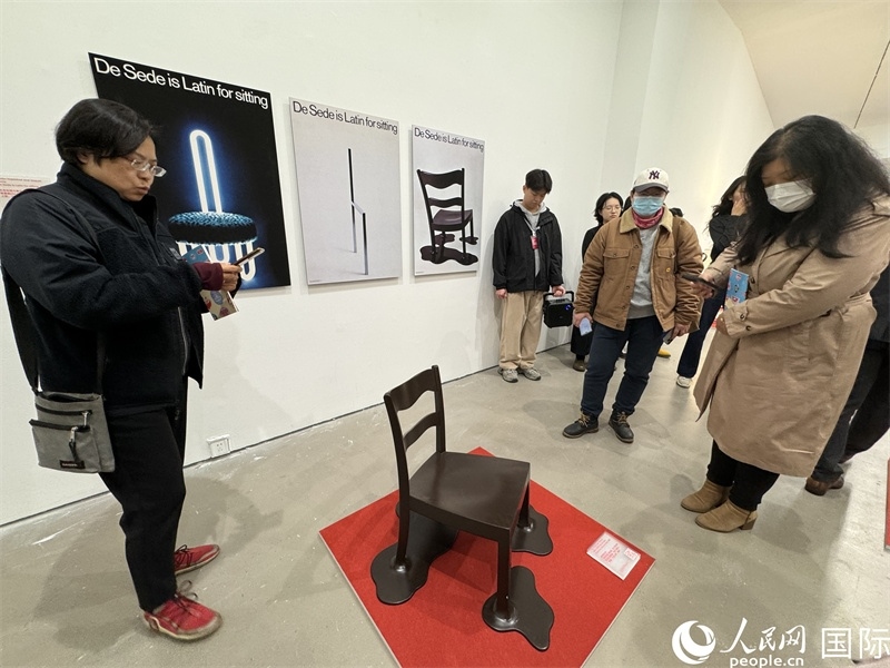 11月8日，觀眾在“瑞士經(jīng)典設計展”作品前駐足欣賞。（人民網(wǎng) 謝瑩攝） 