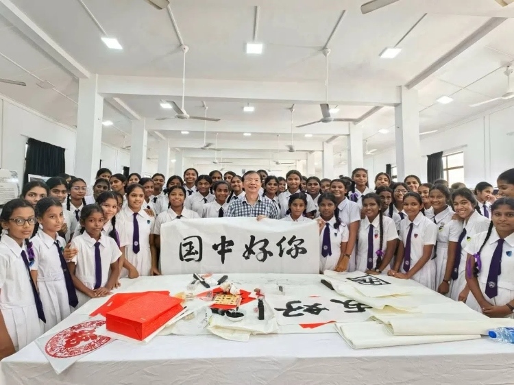 斯里蘭卡學(xué)生在系列活動中學(xué)習中國書法。圖片由主辦方提供