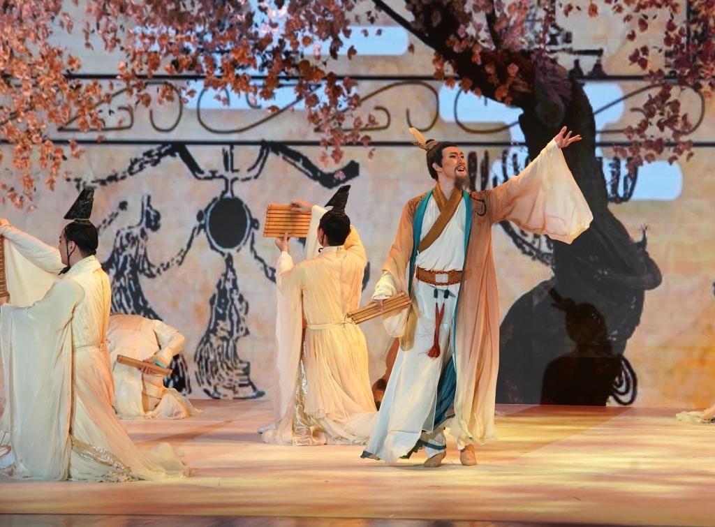 11月6日，演職人員在表演民族舞劇《孔子》片段。新華社記者 張晨霖 攝