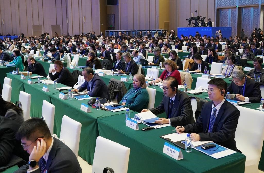 11月7日，中外嘉賓在首屆世界古典學(xué)大會(huì)開幕式現(xiàn)場(chǎng)聽會(huì)。新華社記者 張晨霖 攝