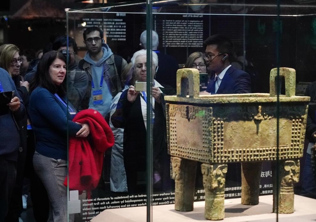 11月6日，中外嘉賓來到中國考古博物館參觀“考古與中華文明溯源展”。該展是本屆世界古典學(xué)大會(huì)推出的配套活動(dòng)之一。新華社記者 張晨霖 攝