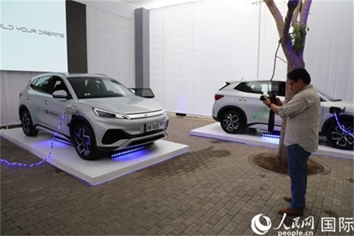 圖為秘魯媒體記者正在拍攝現(xiàn)場(chǎng)展出的比亞迪電動(dòng)汽車。 人民網(wǎng)記者姜波攝
