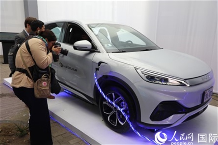 圖為秘魯媒體記者正在拍攝現(xiàn)場(chǎng)展出的比亞迪電動(dòng)汽車。 人民網(wǎng)記者姜波攝