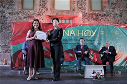 李雅芳向加比拉爾·塞迪略授予“拉美分社榮譽(yù)員工”稱號(hào)。主辦方供圖