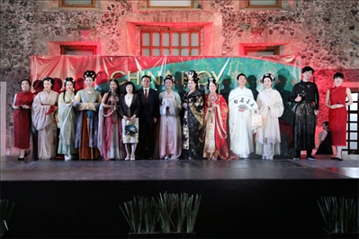 墨西哥華人婦女聯(lián)合總會(huì)木蘭藝術(shù)團(tuán)的中國(guó)古代服裝表演。主辦方供圖