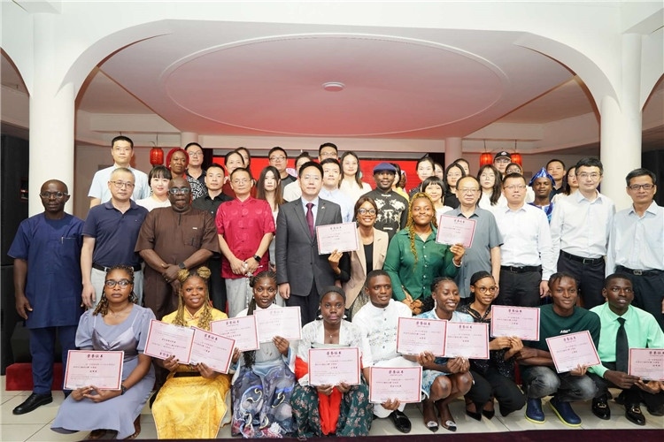參賽選手與嘉賓合影留念。尼日利亞中國(guó)文化中心供圖