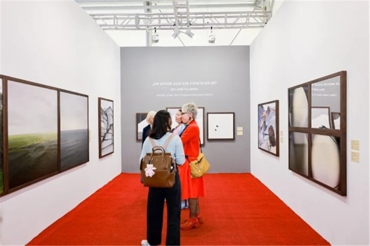 “我內(nèi)心的那個(gè)空從哪里來(lái)？從波濤、云朵和勇氣”西岸藝博會(huì)展覽現(xiàn)場(chǎng) 圖片由主辦方提供