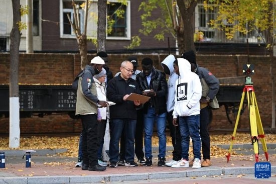 在天津鐵道職業(yè)技術(shù)學(xué)院，老師指導(dǎo)幾內(nèi)亞學(xué)員使用測距儀器（11月11日攝）。新華社記者 李然 攝