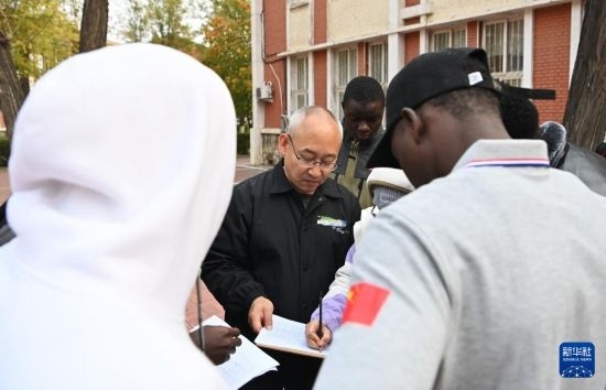 在天津鐵道職業(yè)技術(shù)學(xué)院，老師指導(dǎo)幾內(nèi)亞學(xué)員使用測距儀器（11月11日攝）。新華社記者 李然 攝