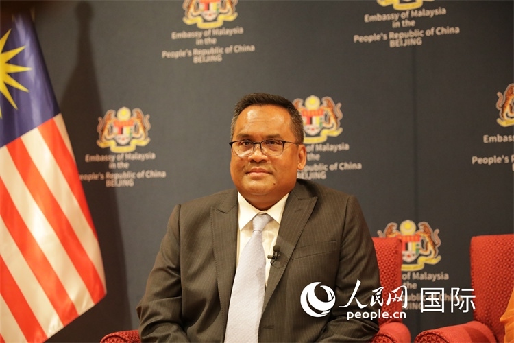 馬來(lái)西亞駐華大使諾曼在11月12日召開(kāi)的記者見(jiàn)面會(huì)上回答記者提問(wèn)。人民網(wǎng) 王婧攝