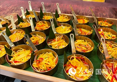 馬來(lái)西亞美食節(jié)現(xiàn)場(chǎng)準(zhǔn)備的美食。人民網(wǎng) 王婧攝