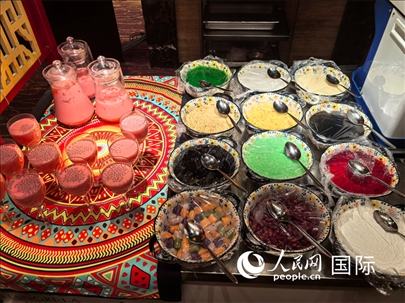 馬來(lái)西亞美食節(jié)現(xiàn)場(chǎng)準(zhǔn)備的美食。人民網(wǎng) 楊春燕攝