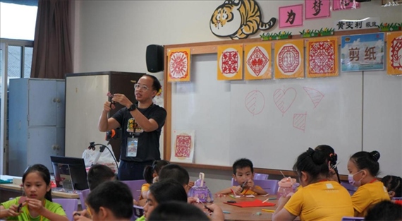 剪紙教學(xué)。主辦方供圖
