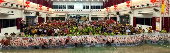 在工作坊導(dǎo)師的指導(dǎo)下，三校200余名學(xué)生共同完成了一幅長達(dá)80尺的水墨畫作。主辦方供圖