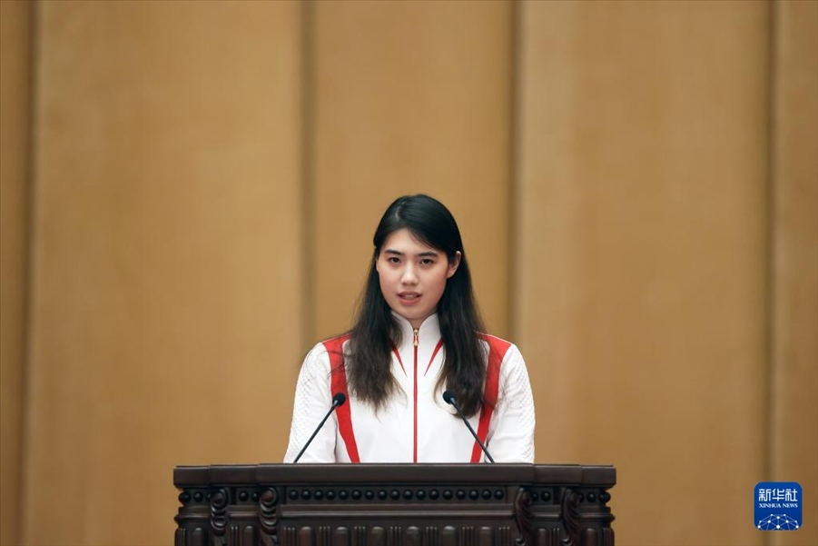 11月15日，游泳運動員張雨霏在報告會上發(fā)言。新華社記者 李明 攝