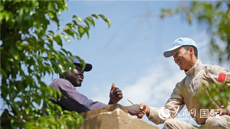 圖9.聯(lián)合國(guó)工作人員稱贊維和工兵(王軍杰攝)