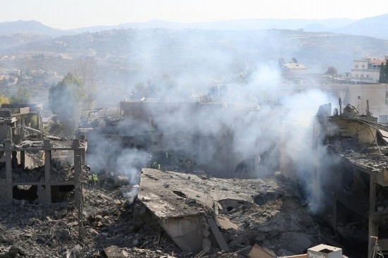 這是10月16日在黎巴嫩南部城鎮(zhèn)加納拍攝的遭摧毀的建筑。新華社發(fā)（阿里·哈希紹攝）