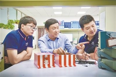 中北大學極端環(huán)境特種傳感與測試創(chuàng)新研究團隊成員正在圍繞近期發(fā)射任務進行產品研發(fā)。受訪單位供圖