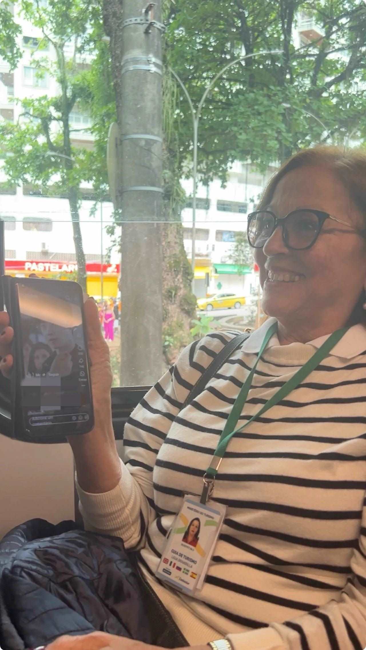 當(dāng)?shù)厝讼驆u叔展示中國網(wǎng)劇。作者供圖