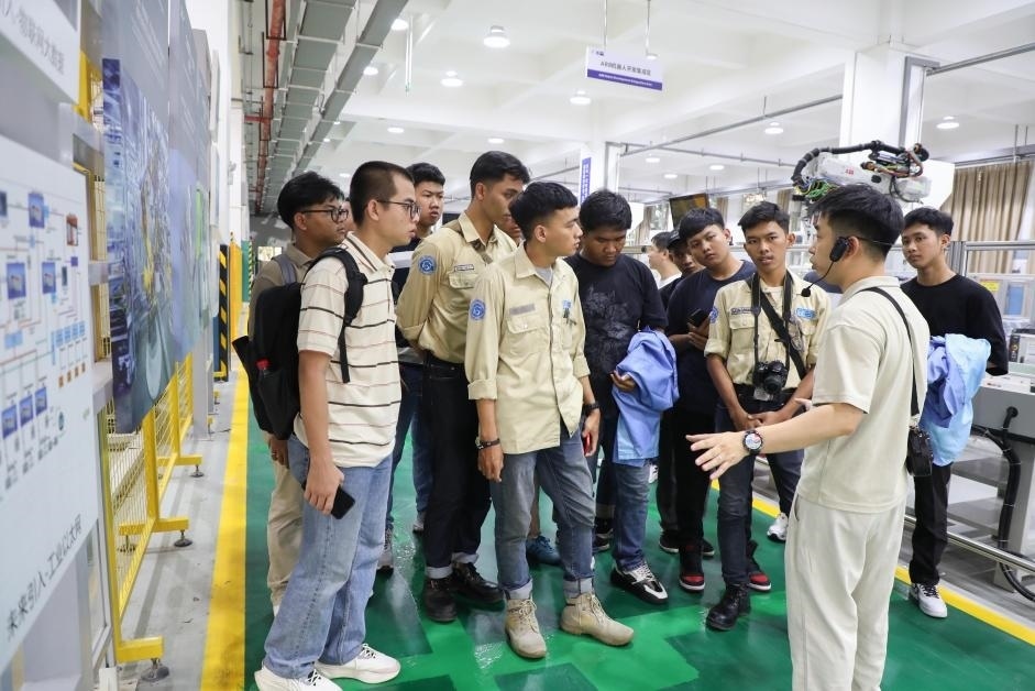 來(lái)華留學(xué)生在工程實(shí)踐中心上課。教育部職業(yè)教育與成人教育司供圖