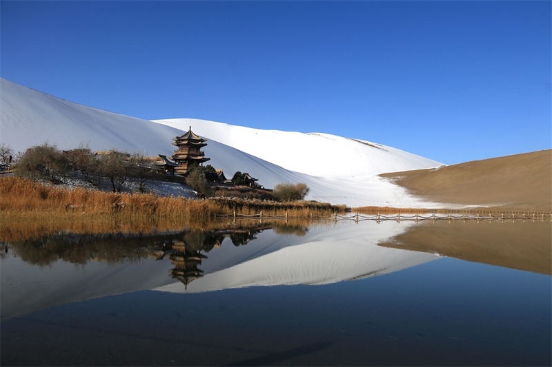 鳴沙山月牙泉景區(qū)雪景。敦煌市委宣傳部供圖，張曉亮攝