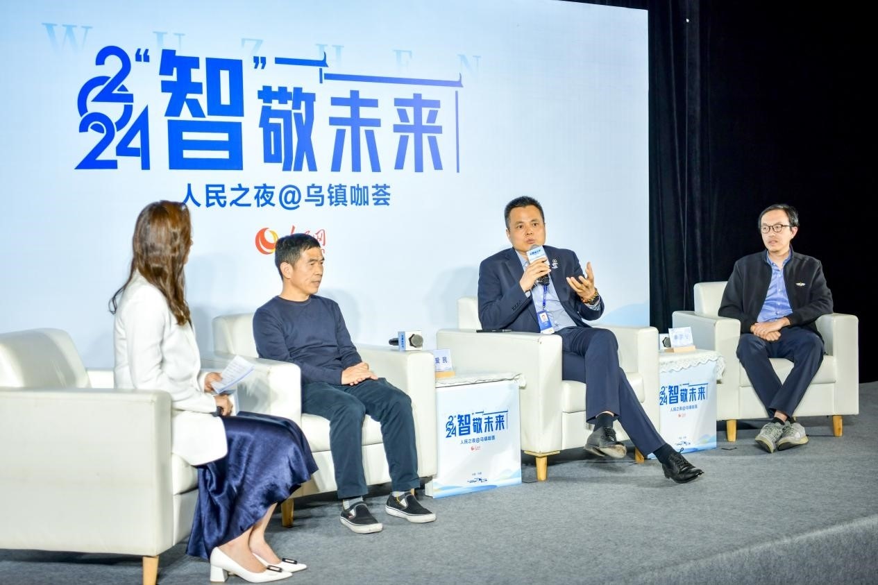 在對話環(huán)節(jié)，之江實驗室高級研究專家潘愛民、伏羲智庫創(chuàng)始人李曉東、麒麟軟件副總經(jīng)理李震寧探討“‘百模大戰(zhàn)’將卷向何方”。人民網(wǎng)記者 任峰濤攝