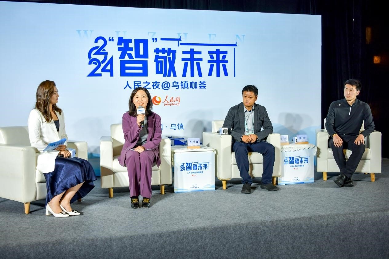 在對話環(huán)節(jié)，趣丸科技總編輯、副總裁任少峰，星云智慧機器人CEO李明，可之教育大模型創(chuàng)始人王冠討論“人工智能如何惠及大眾”。人民網(wǎng)記者 任峰濤攝