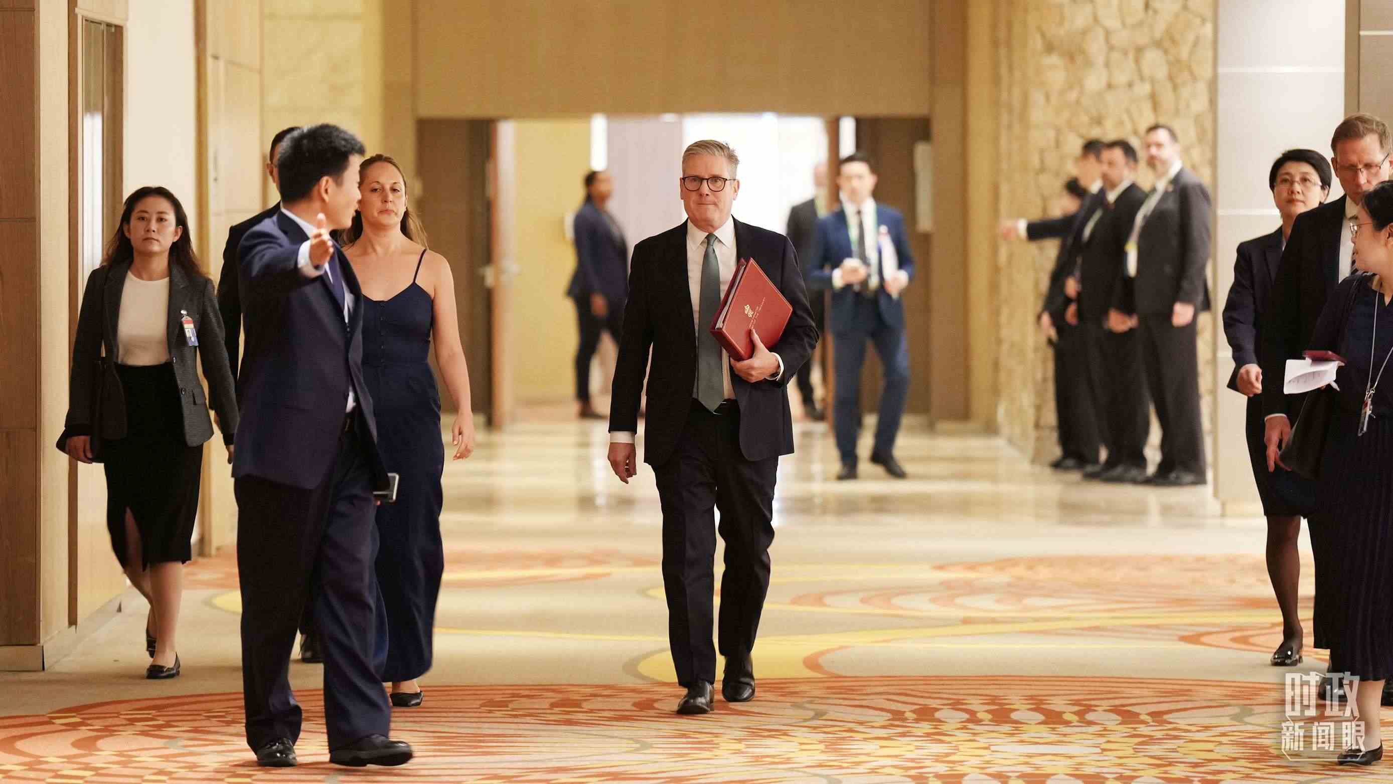 英國首相斯塔默抵達會見現場，這是他首次同習主席面對面交流。