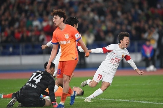 11月23日，上海海港隊球員王振澳（右）慶祝進球。新華社記者 黃宗治 攝