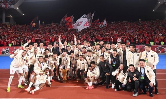 11月23日，上海海港隊成員在頒獎儀式后與球迷合影。新華社記者 黃宗治 攝