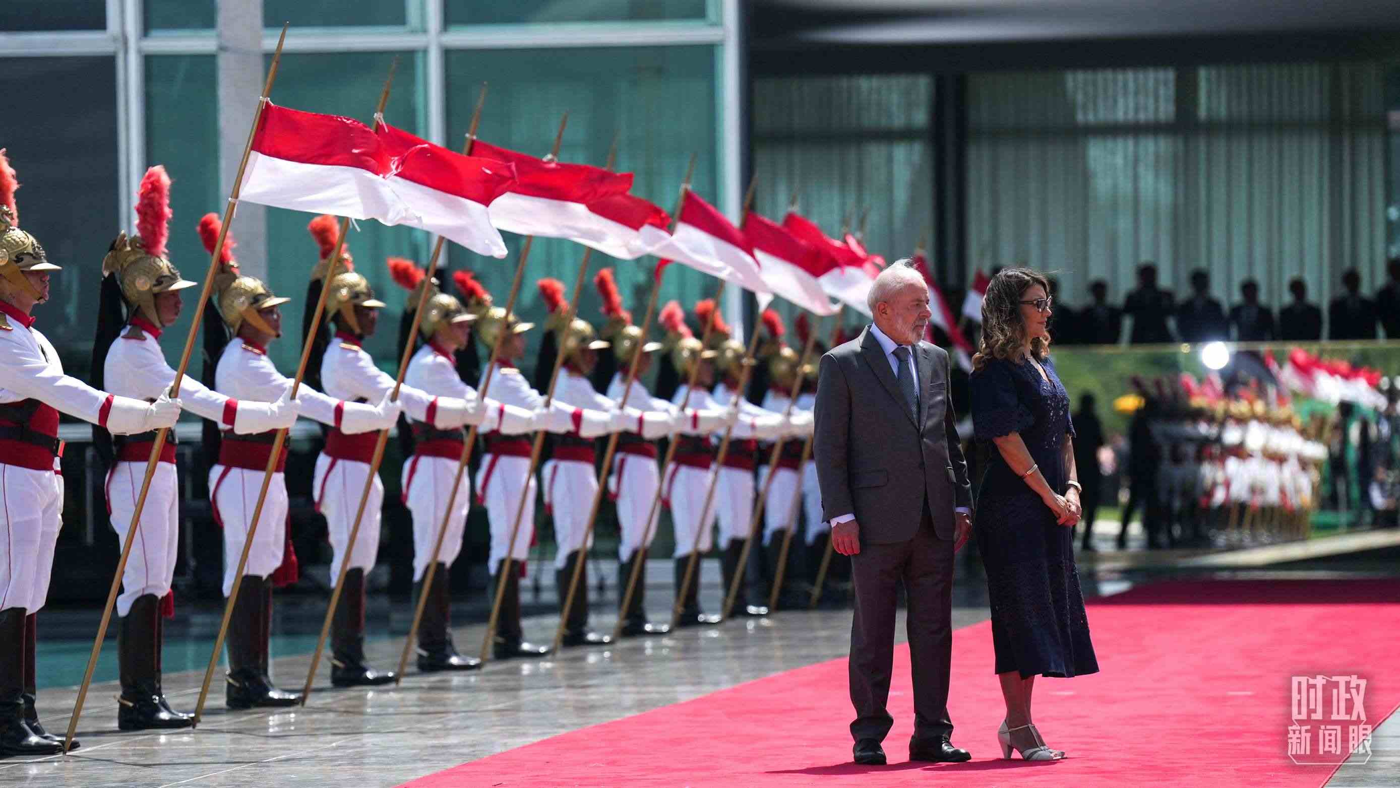 巴西總統(tǒng)盧拉和夫人羅桑等候習主席到來。