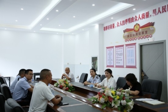 榕江縣稅務(wù)局在園區(qū)協(xié)商議事室協(xié)調(diào)解決企業(yè)訴求。黔東南州稅務(wù)局供圖