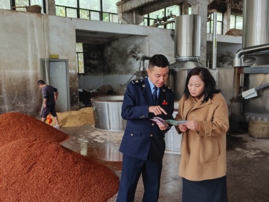 鎮(zhèn)遠(yuǎn)縣稅務(wù)局在酒企宣傳調(diào)研。黔東南州稅務(wù)局供圖