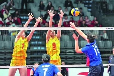 11月27日，山東隊(duì)球員李晨瑄（中）、李美君（左）在比賽中攔網(wǎng)。新華社發(fā)
