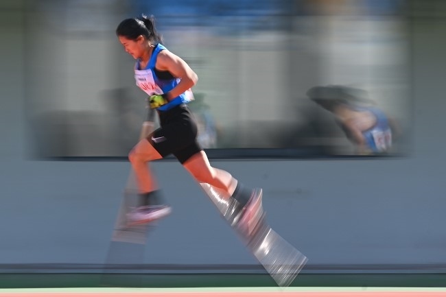 11月28日，海南隊(duì)選手吳明芬在高腳競速比賽中。新華社記者 杜子璇攝
