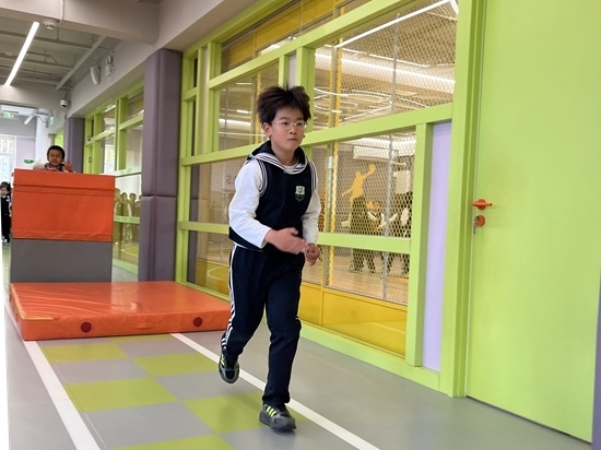 學生在南樓二層的體能教師訓練。人民網(wǎng)記者孫競 攝