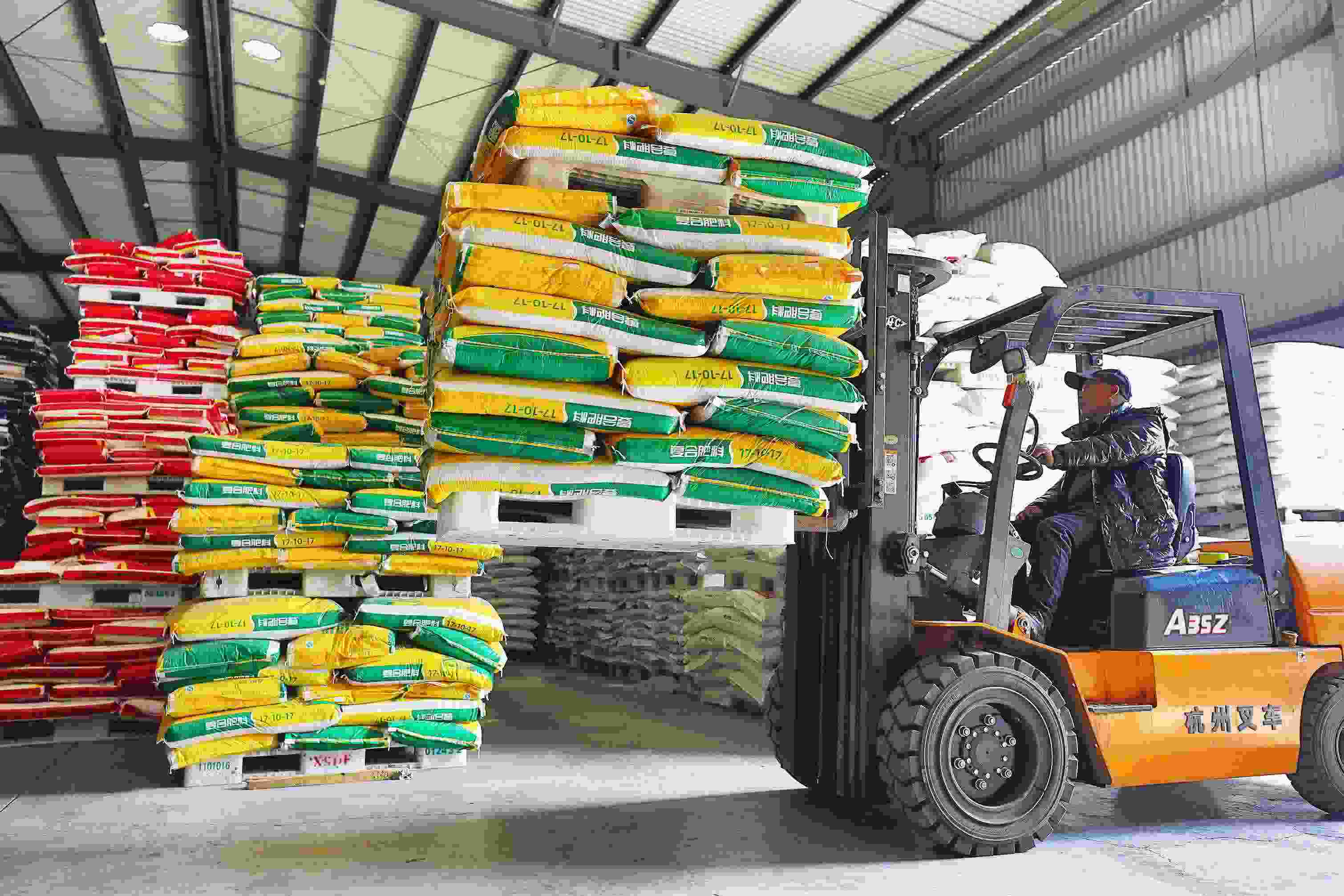 2023年2月15日，在浙江義烏供銷聯(lián)社的農(nóng)資貯存?zhèn)}庫，工作人員正在調(diào)運(yùn)復(fù)合肥料等農(nóng)資。