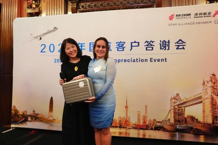 獲獎嘉賓上臺領(lǐng)取精美獎品。吳若鳴攝